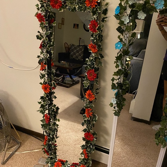 Flowered mirror with lights - Picture 2 of 3